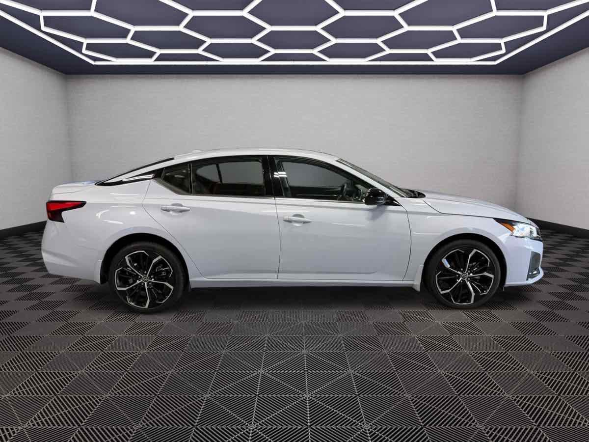 Photo 4 of this Nissan Altima