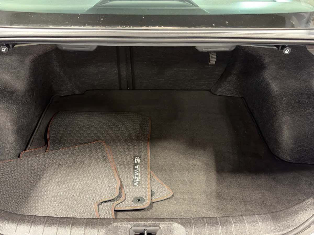 Photo 28 of this Nissan Altima