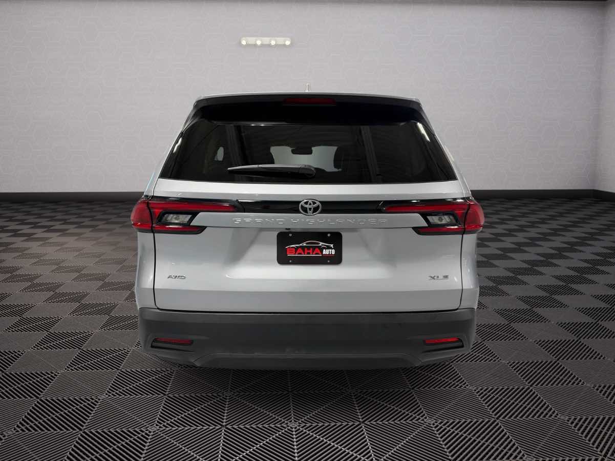 Photo 9 of this Toyota Grand Highlander