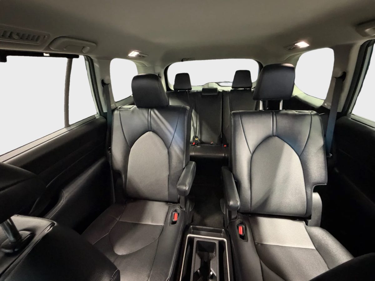 Photo 33 of this Toyota Grand Highlander