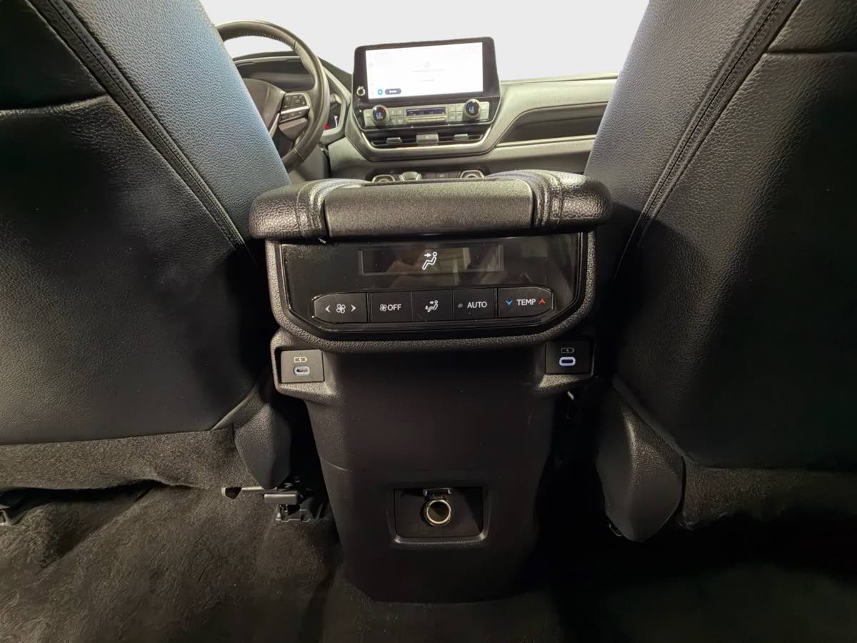 Photo 34 of this Toyota Grand Highlander