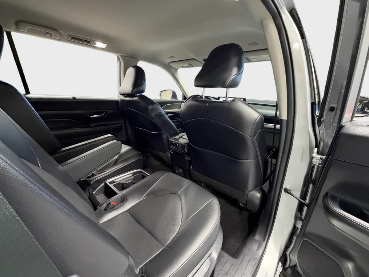 Photo 36 of this Toyota Grand Highlander