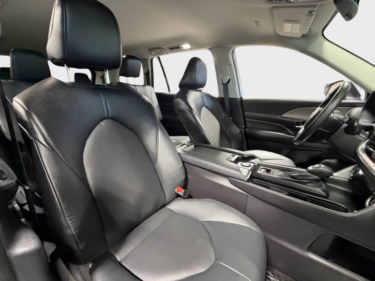 Photo 37 of this Toyota Grand Highlander