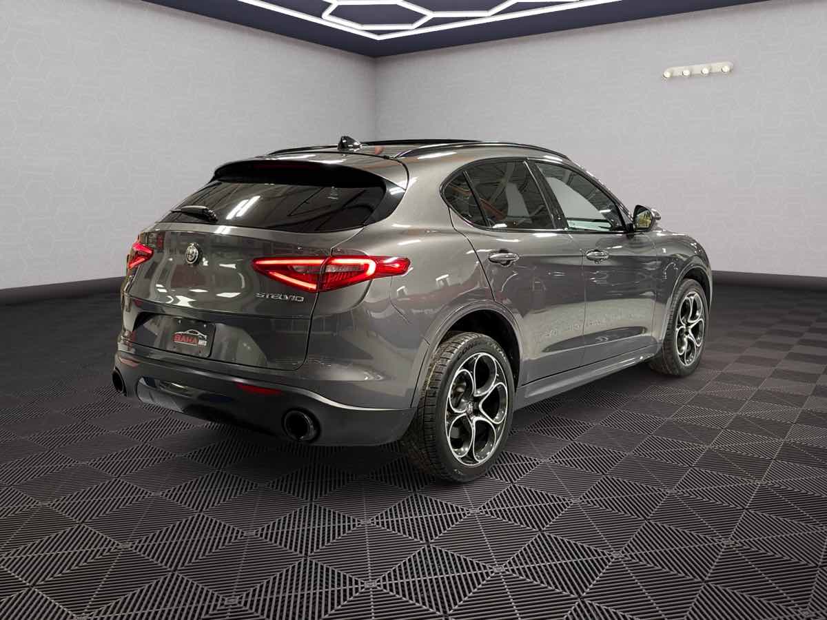 Photo 5 of this Alfa Romeo Stelvio