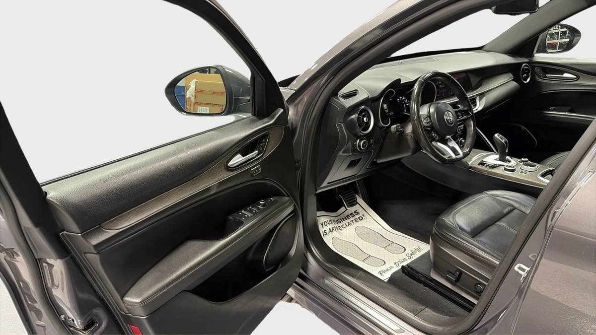 Photo 10 of this Alfa Romeo Stelvio