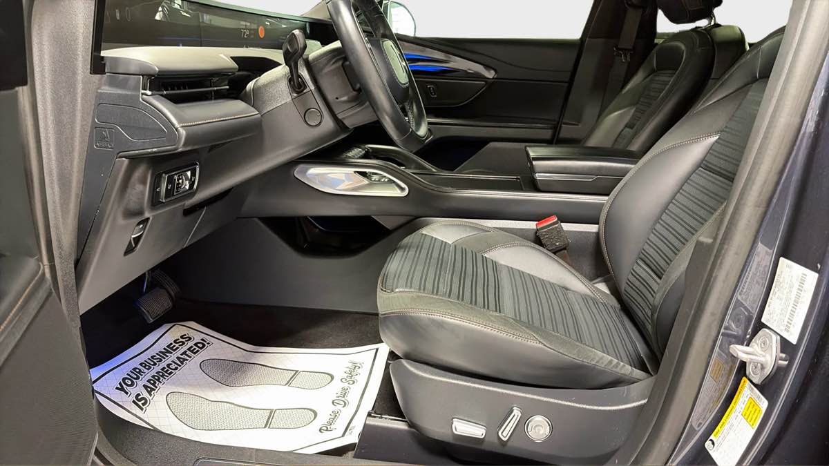 Photo 12 of this Lincoln Nautilus