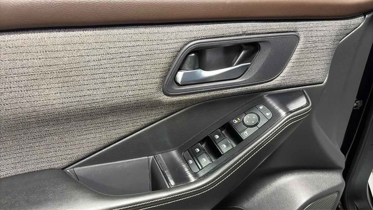 Photo 10 of this Nissan Rogue