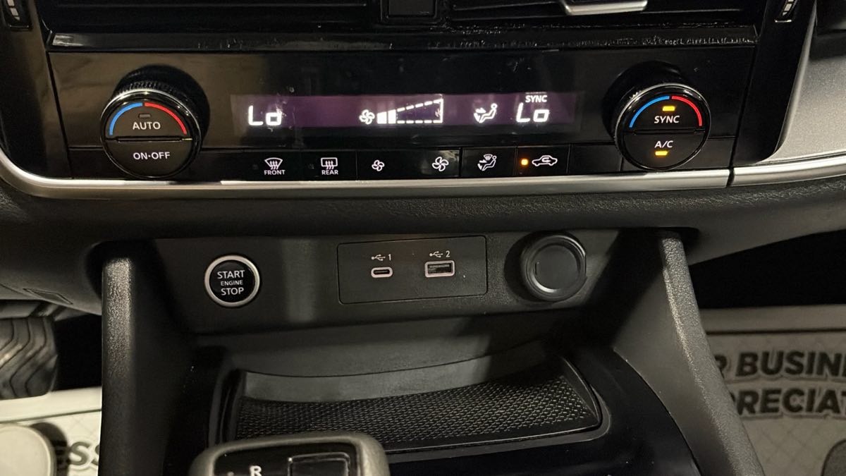 Photo 19 of this Nissan Rogue