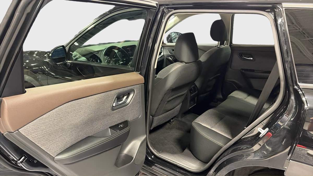 Photo 22 of this Nissan Rogue