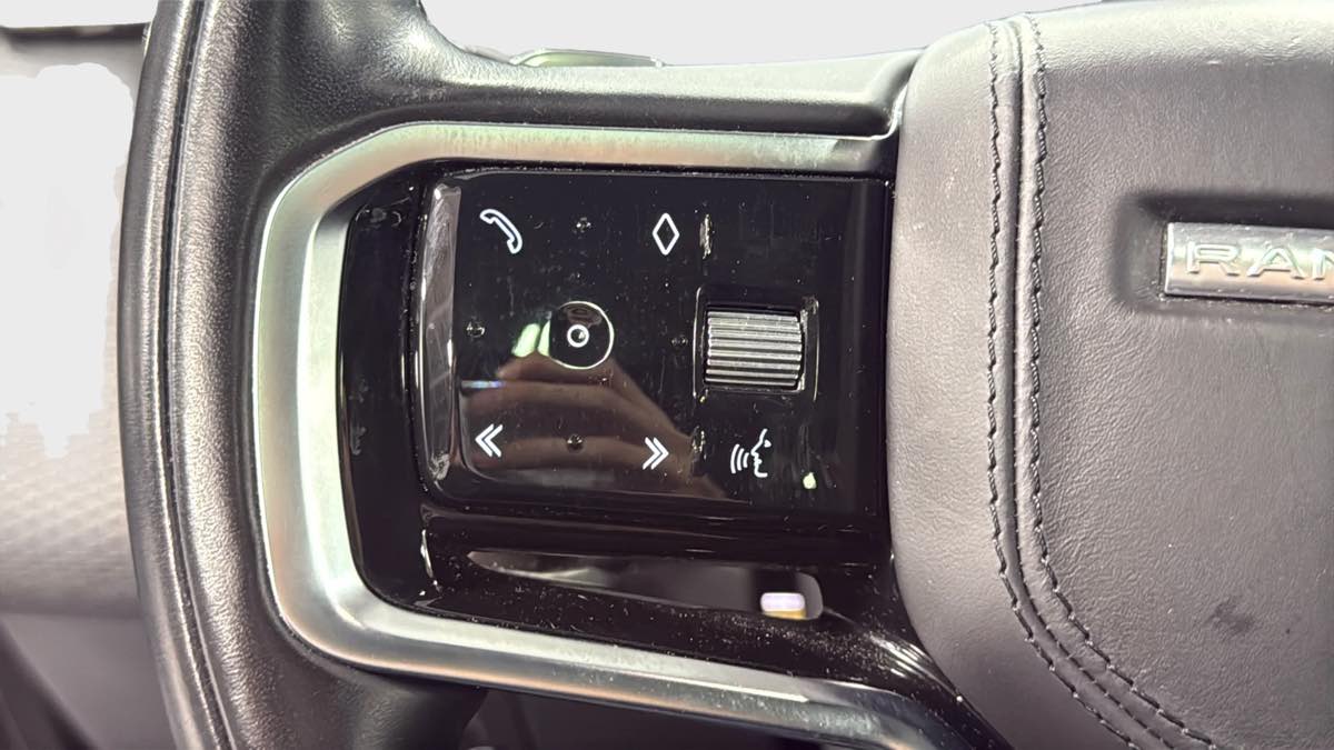 Photo 16 of this Land Rover Range Rover Velar