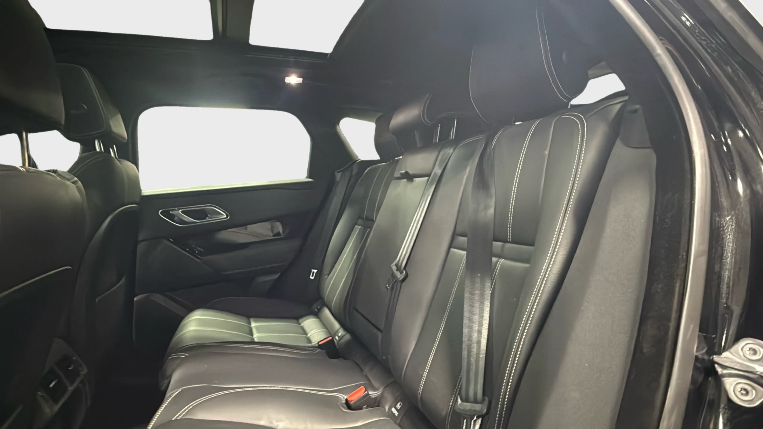 Photo 23 of this Land Rover Range Rover Velar