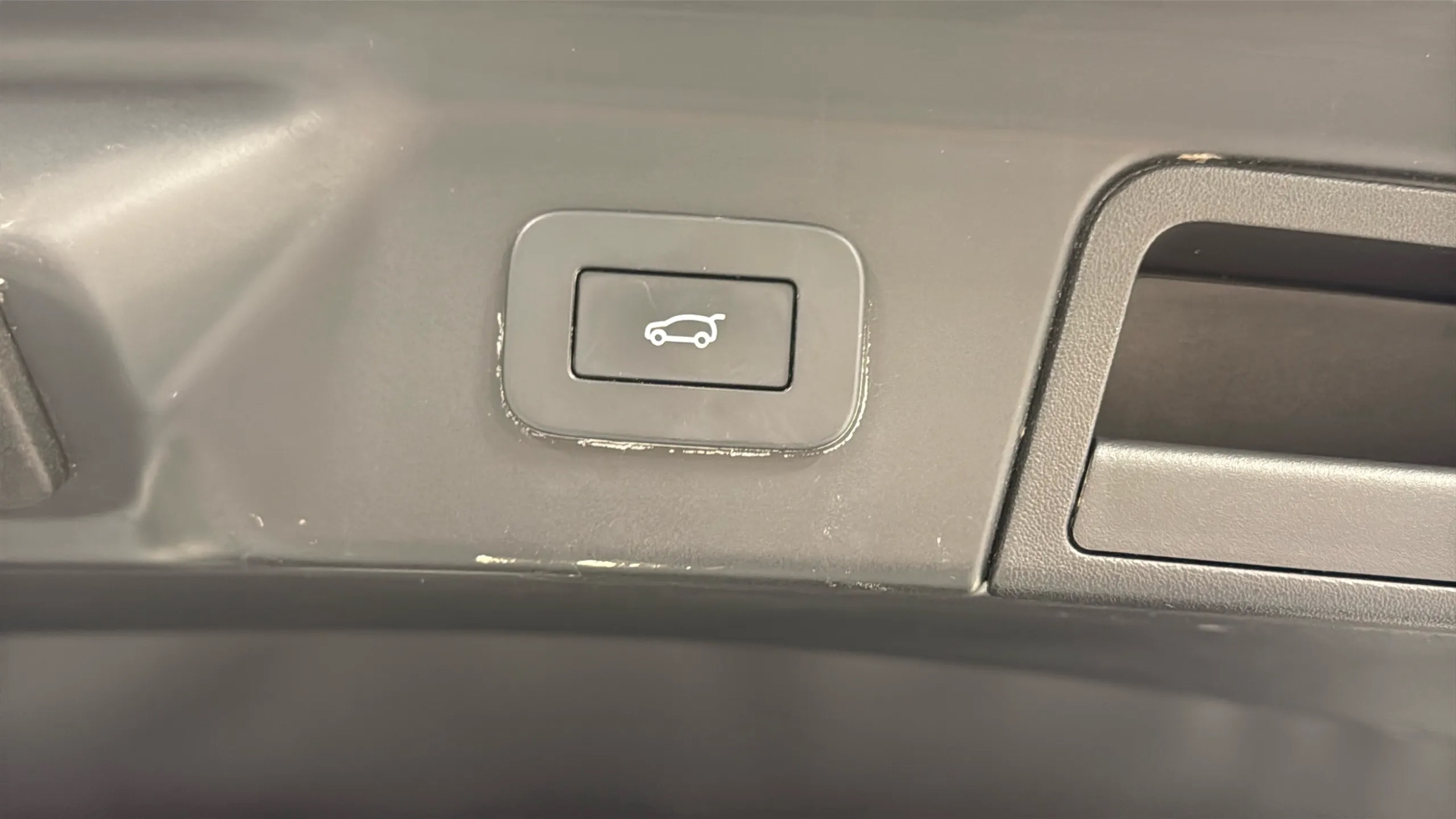 Photo 27 of this Land Rover Range Rover Velar