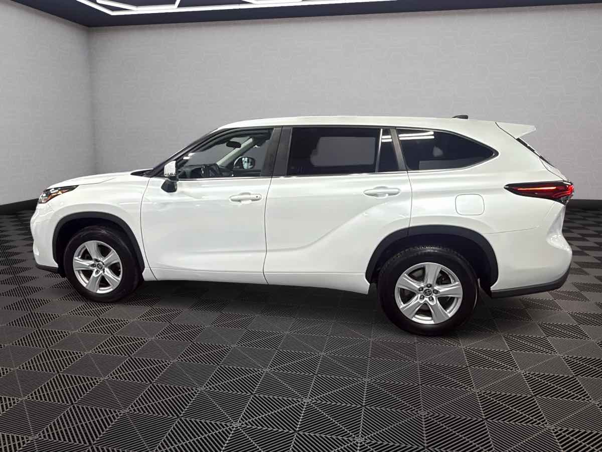 Photo 8 of this Toyota Highlander