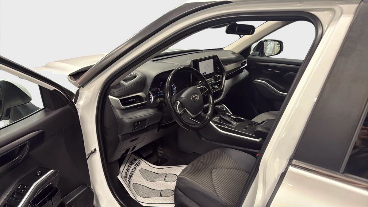 Photo 10 of this Toyota Highlander