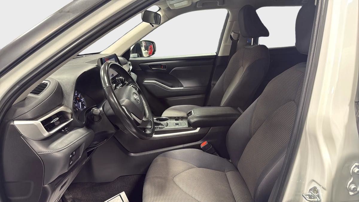 Photo 12 of this Toyota Highlander