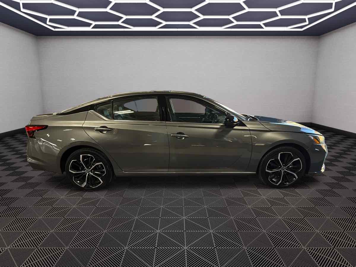 Photo 4 of this Nissan Altima