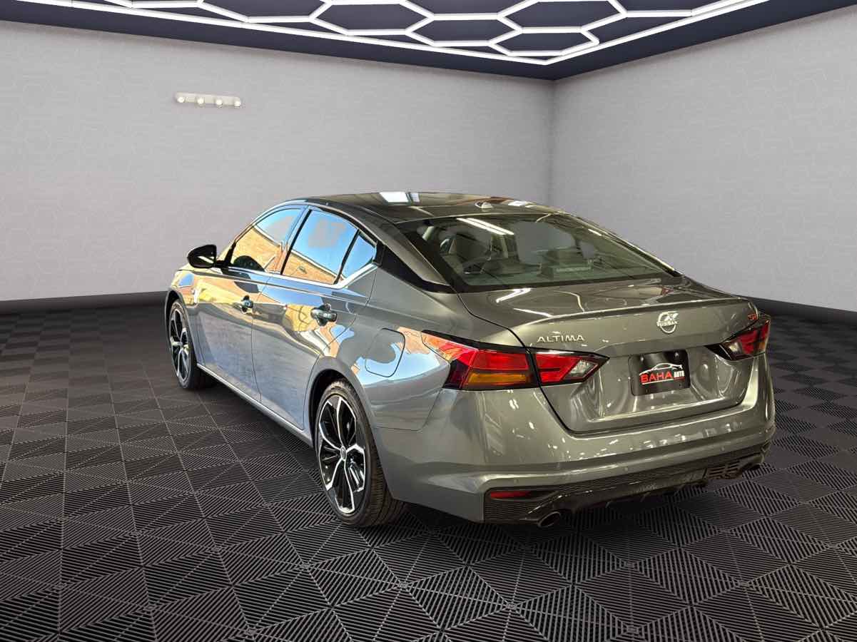 Photo 7 of this Nissan Altima