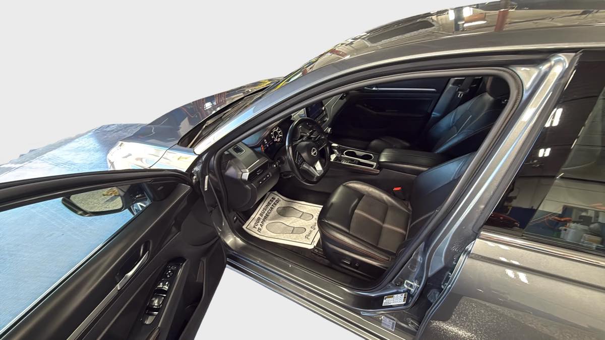 Photo 10 of this Nissan Altima