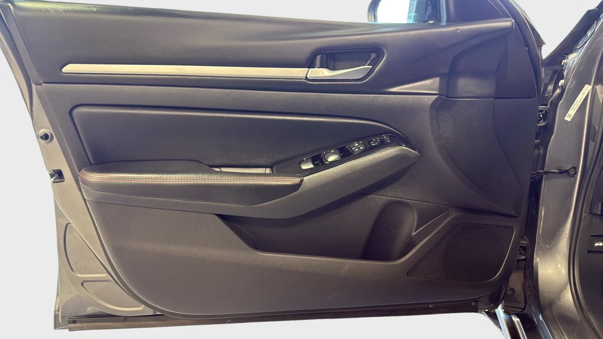 Photo 13 of this Nissan Altima