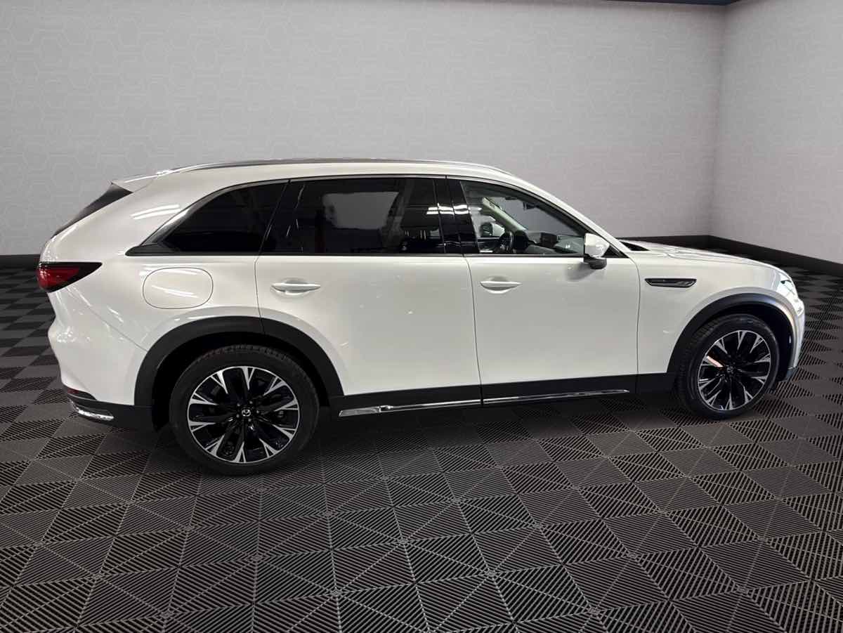 Photo 4 of this Mazda CX-90 PHEV