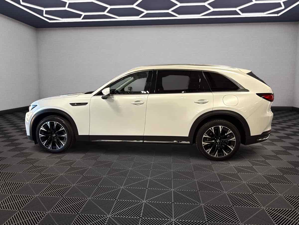 Photo 8 of this Mazda CX-90 PHEV