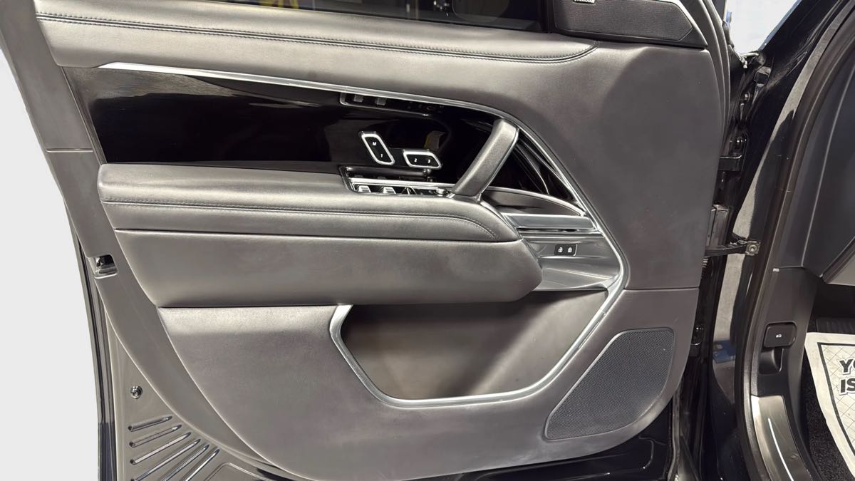 Photo 13 of this Land Rover Range Rover