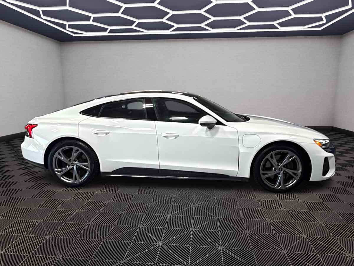 Photo 4 of this Audi e-tron GT