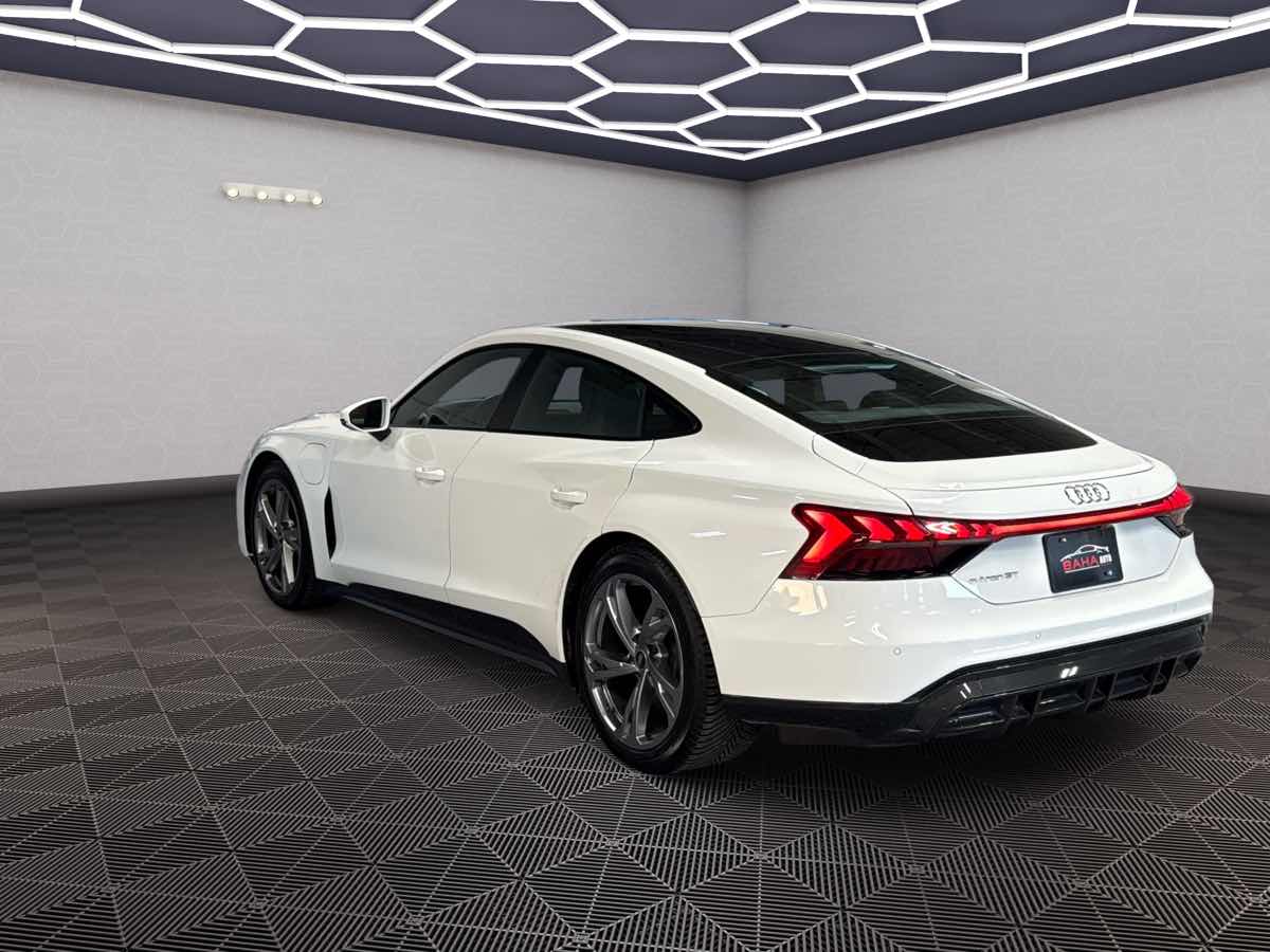 Photo 7 of this Audi e-tron GT