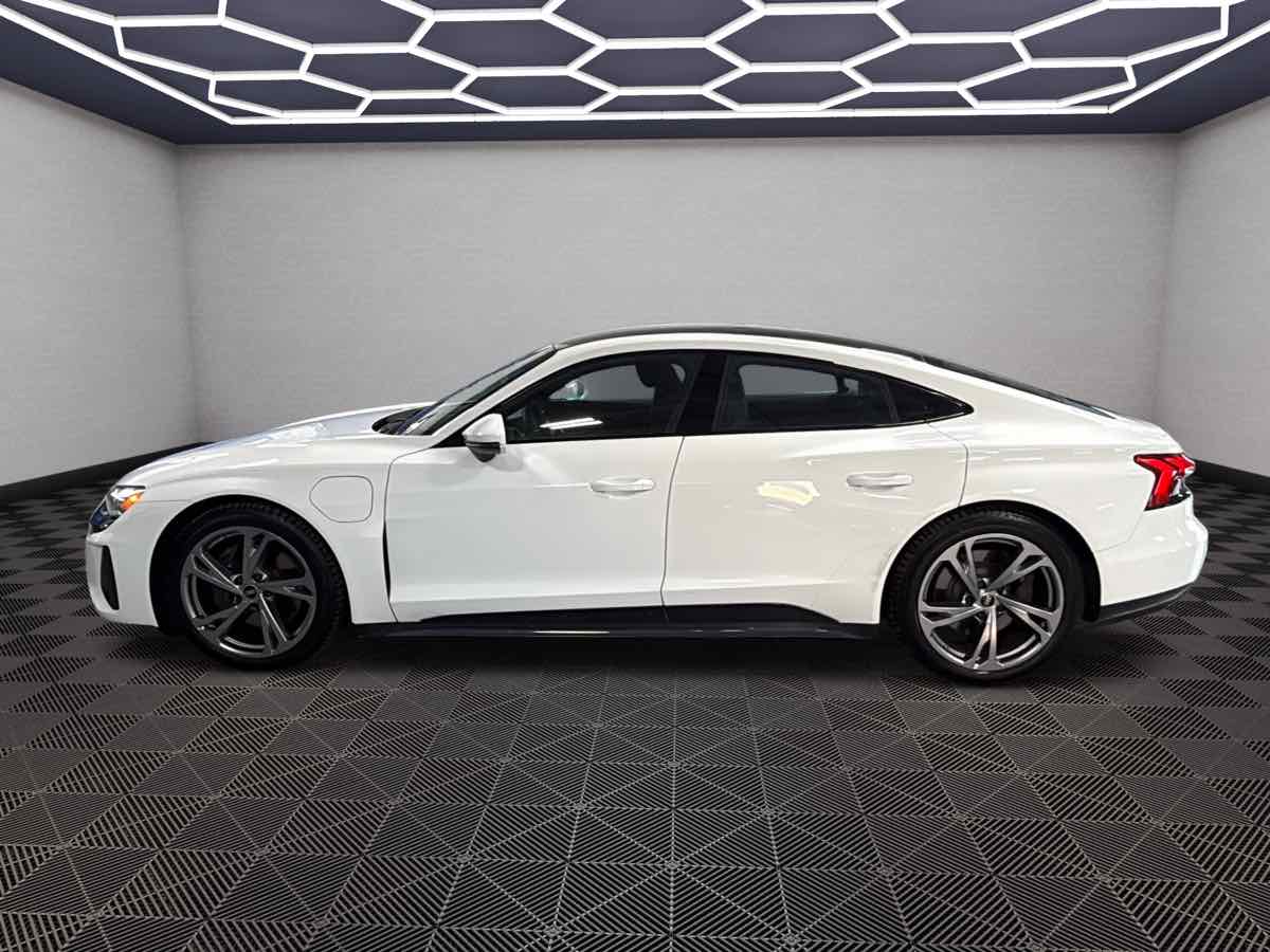Photo 8 of this Audi e-tron GT