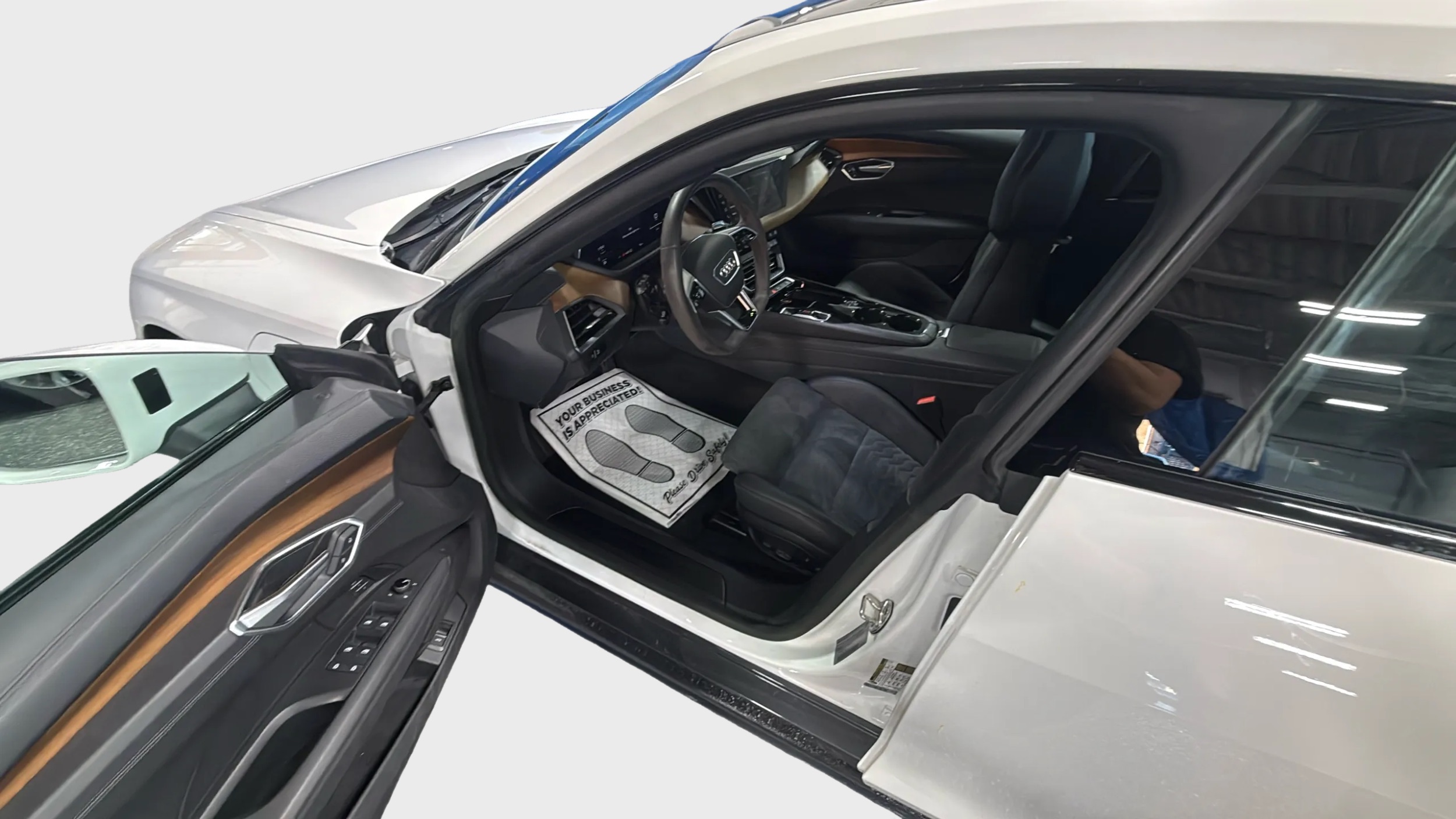 Photo 10 of this Audi e-tron GT