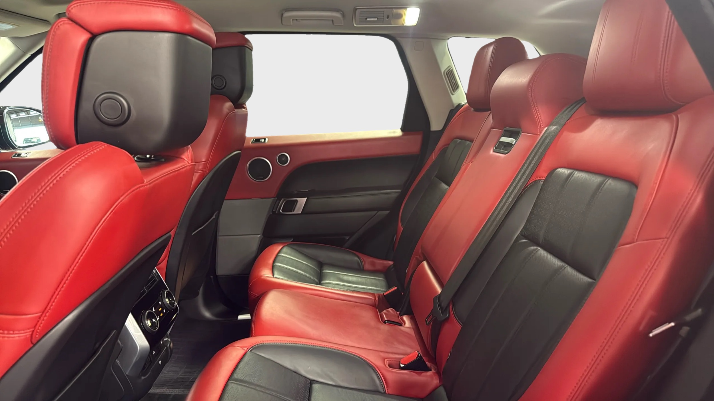 Photo 26 of this Land Rover Range Rover Sport