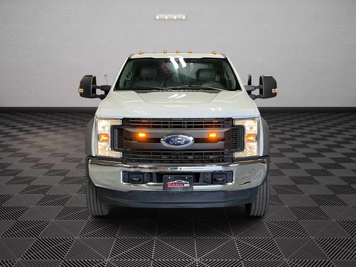 Photo 2 of this Ford Super Duty F-550 DRW