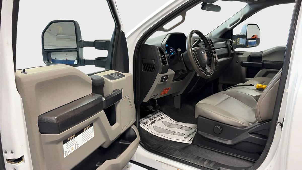 Photo 9 of this Ford Super Duty F-550 DRW