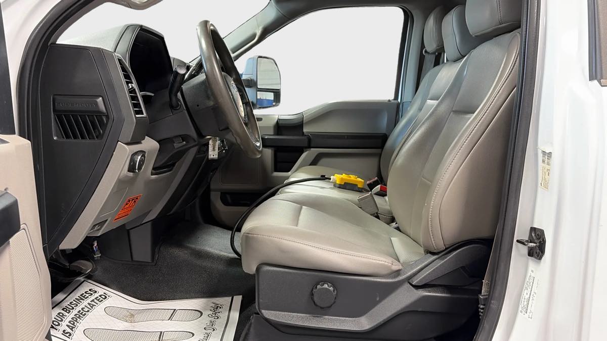 Photo 12 of this Ford Super Duty F-550 DRW