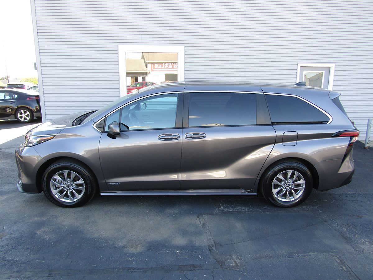 2021 Toyota Sienna LE 2