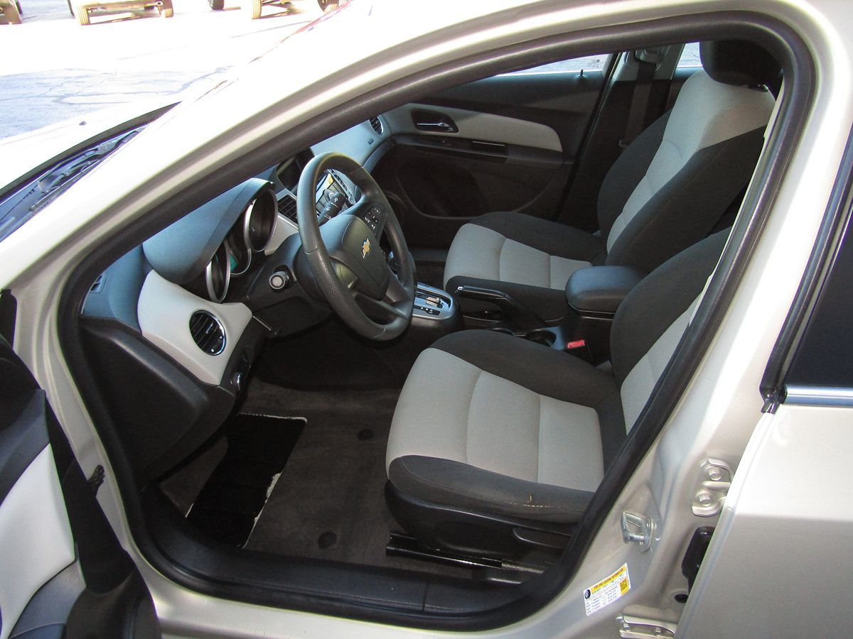 2012 Chevrolet Cruze LS 4