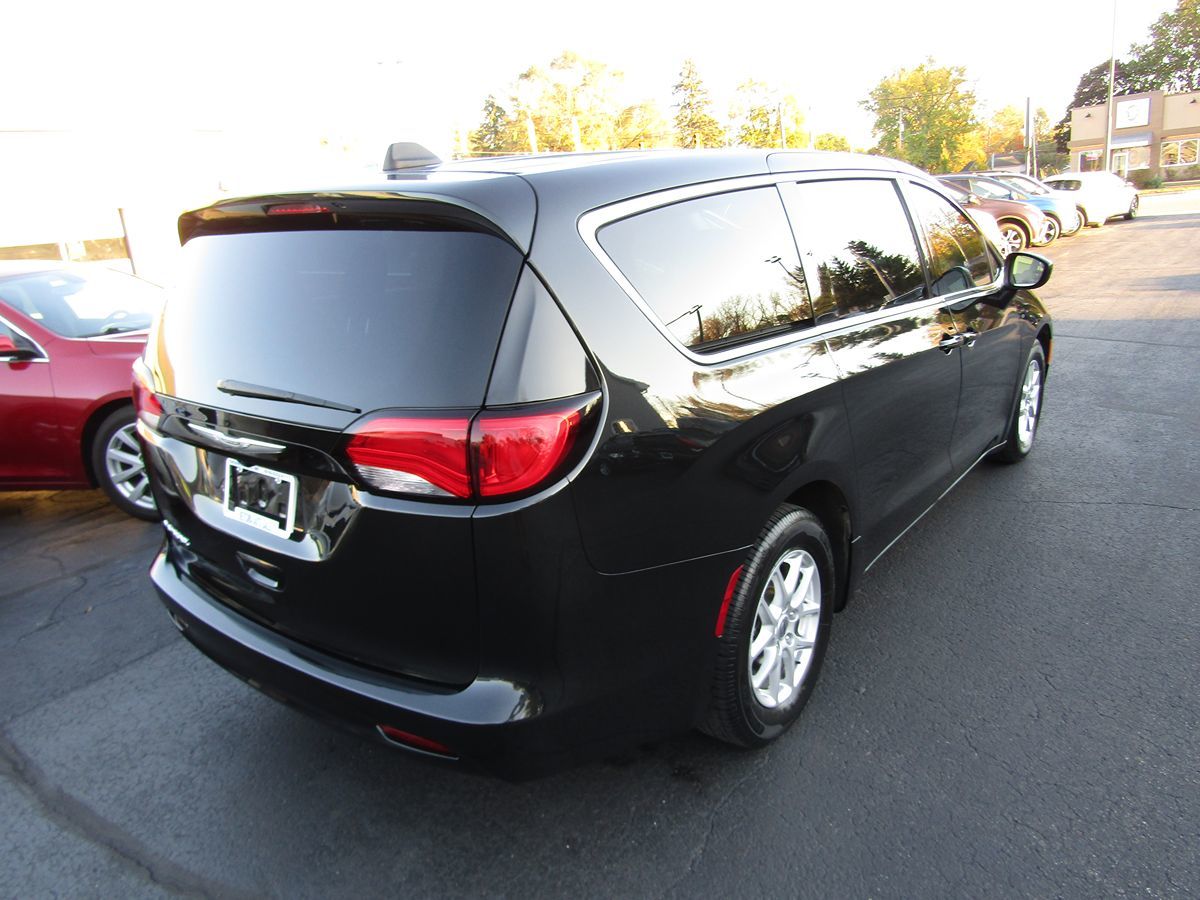 2022 Chrysler Voyager LX 3