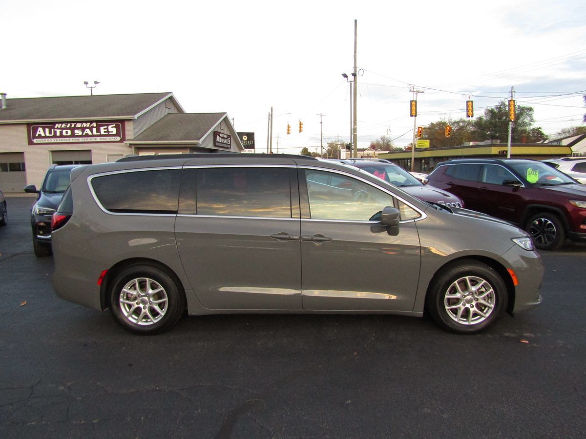 2022 Chrysler Pacifica Touring L 2