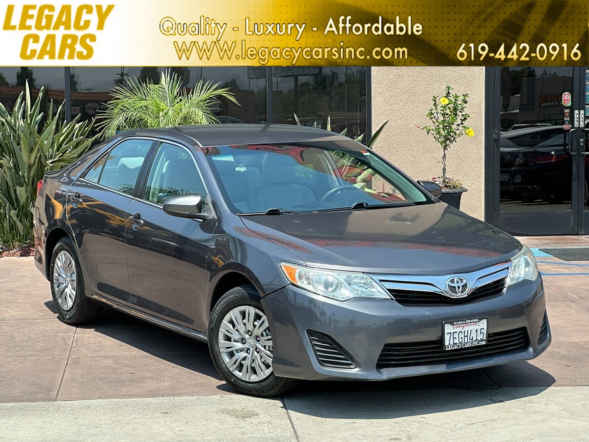 2014 Toyota Camry LE W/ BACKUP CAM / BLUETOOTH