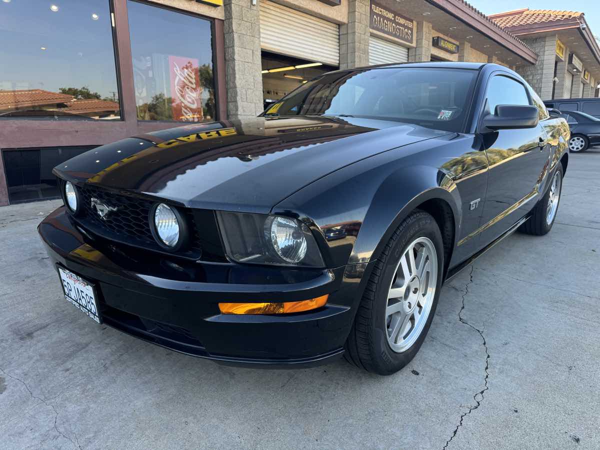 2005 Ford Mustang GT Deluxe