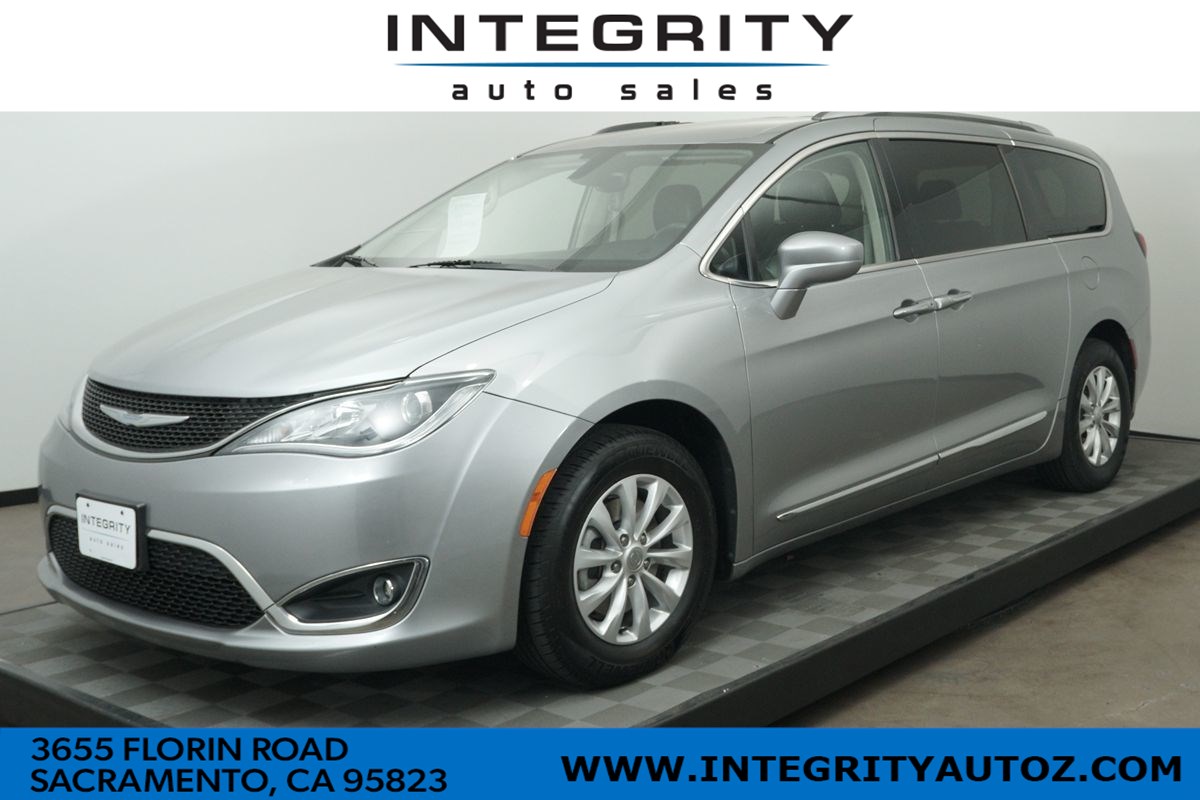 2018 Chrysler Pacifica Touring L Plus Minivan 4D