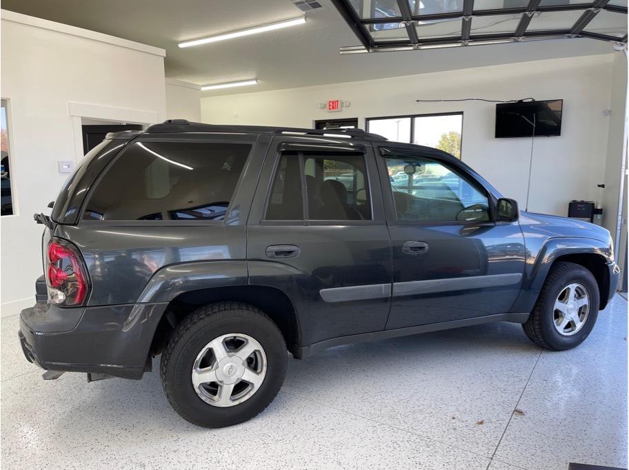 dark grey trailblazer
