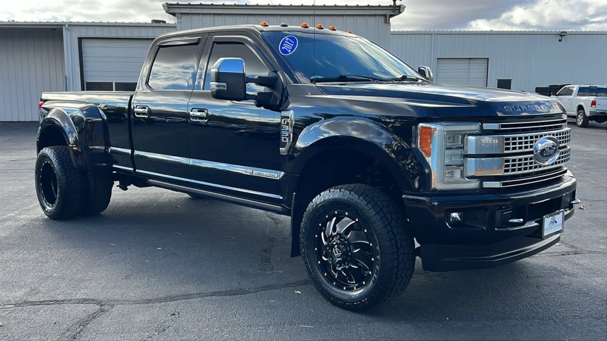 2017 Ford Super Duty F-350 DRW Platinum 3