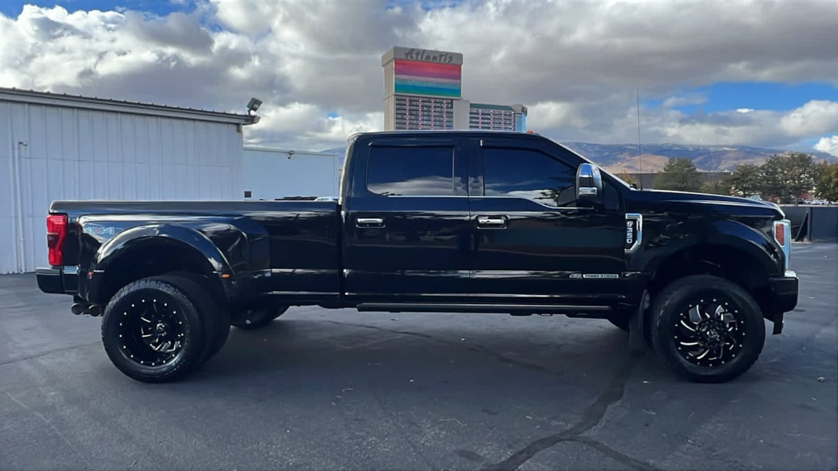 2017 Ford Super Duty F-350 DRW Platinum 4