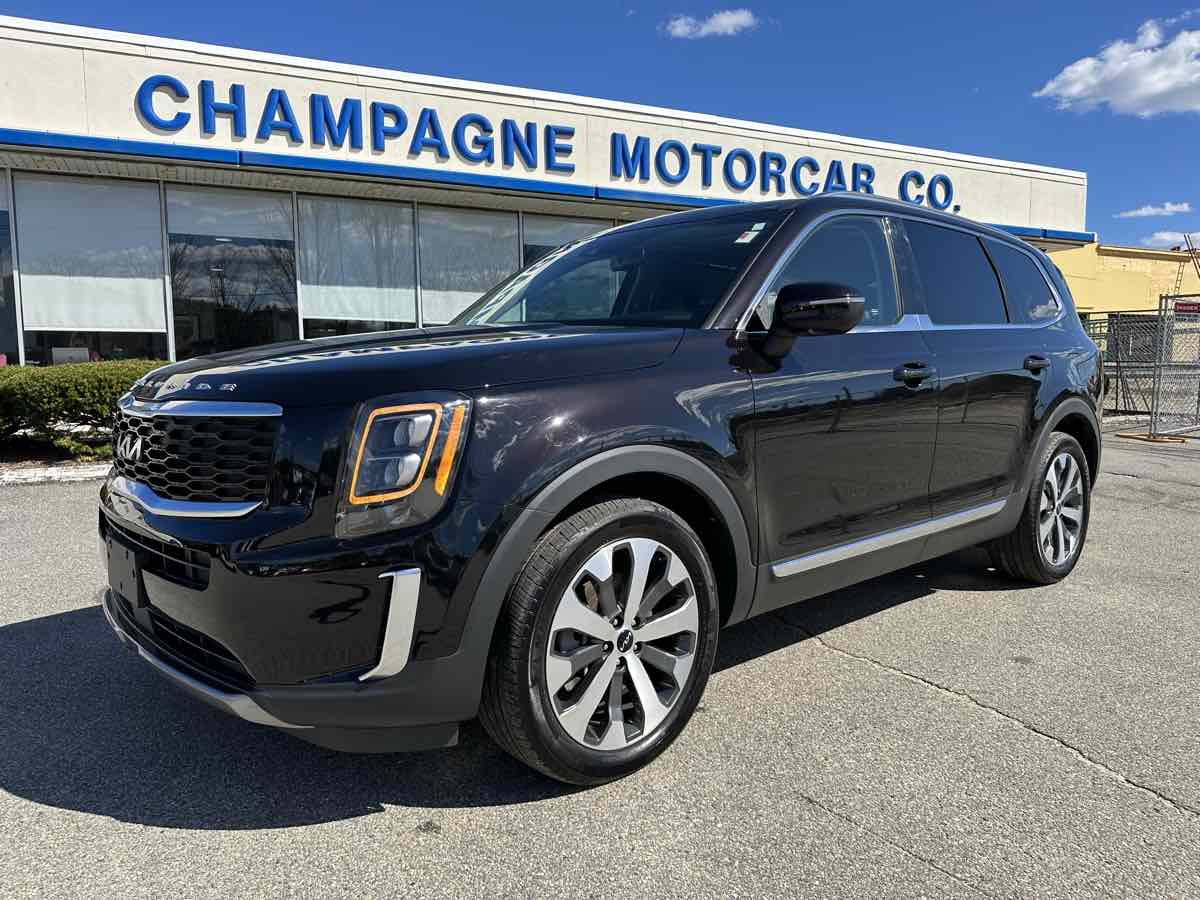 2022 Kia Telluride EX with 2nd row Captain Chairs, factory DVD