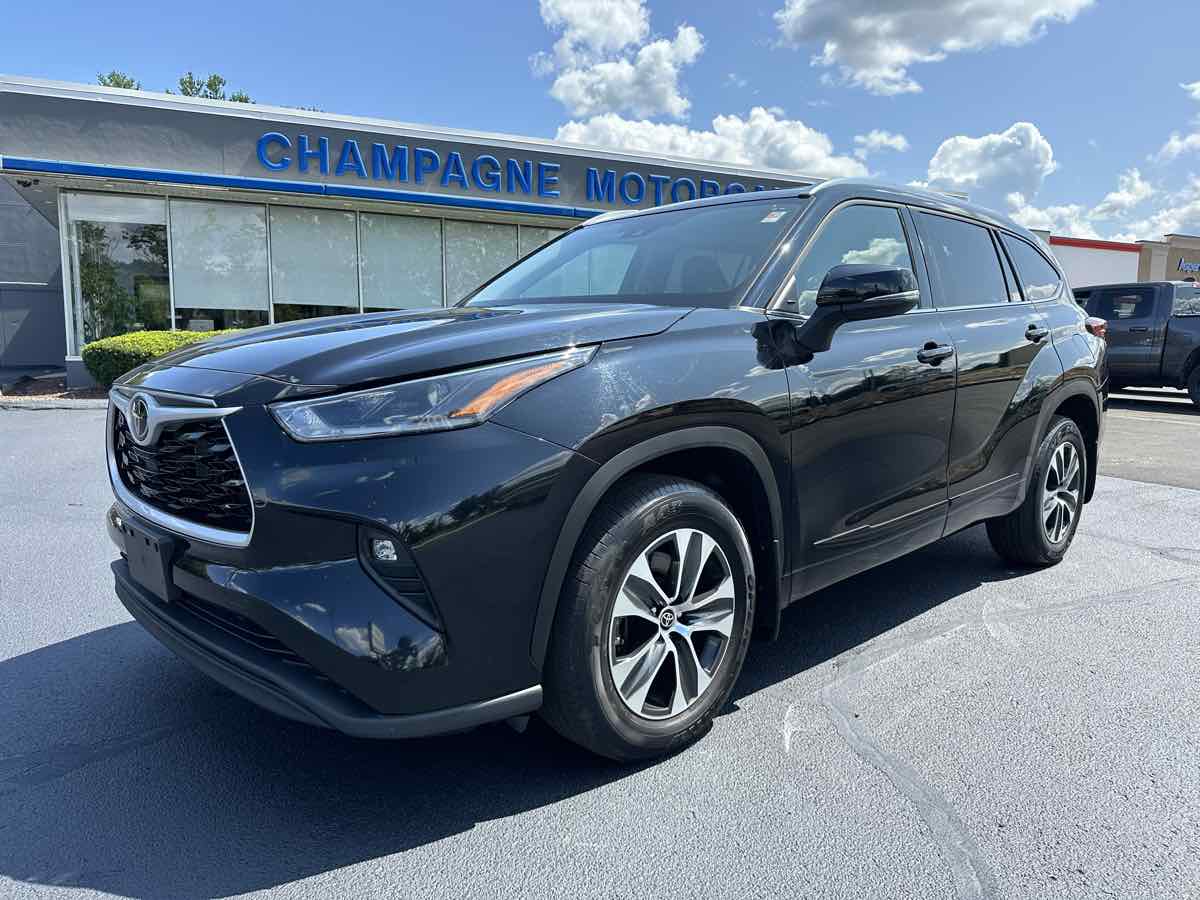 2021 Toyota Highlander XLE One Owner, 2nd Row Bucket Seats, NEW TIRES